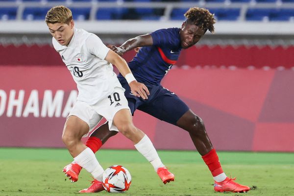 Le milieu de terrain japonais Ritsu Doan, à gauche, dispute le ballon au défenseur Timothee Pembele pendant un match des Jeux Olympiques de Tokyo, le 28 juillet 2021. 