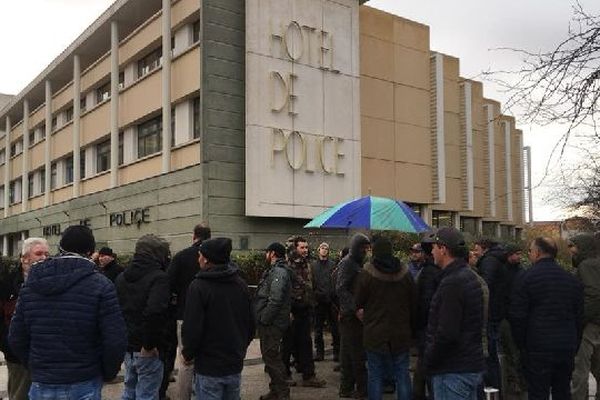 Une centaine de vignerons ont manifesté devant l'hôtel de police de Montpellier suite à l'interpellation de sept d'entre eux.