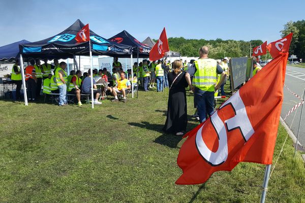 Blocage de France Fermetures à Boussac et piquet de grève. 