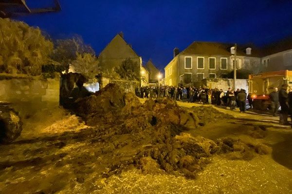 Une montagne de fumier devant la sous-préfecture de Château-Chinon (Nièvre)