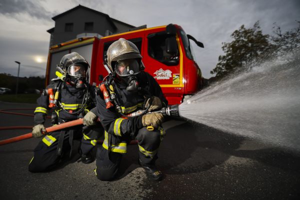 Un corps a été retrouvé dans les décombres d'une maison à Carrouges (Orne), samedi 23 novembre 2024, 24h après le début de l'incendie. Image d'illustration.