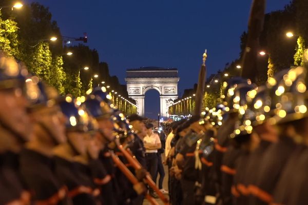 Les 77 sapeurs-pompiers des Hauts-de-France sélectionnés répètent pour la première fois sur les Champs-Elysées le dimanche 10 juillet 2022.