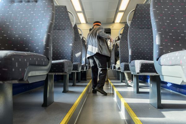 Une plainte a été déposée contre un contrôleur de train parce que ce dernier a dit "bonjour" alors qu'il se trouvait en territoire flamand.