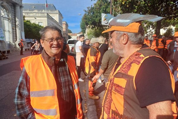 Plusieurs chasseurs étaient réunis ce mardi 1ᵉʳ octobre à Agen pour réclamer le retour des chasses traditionnelles.