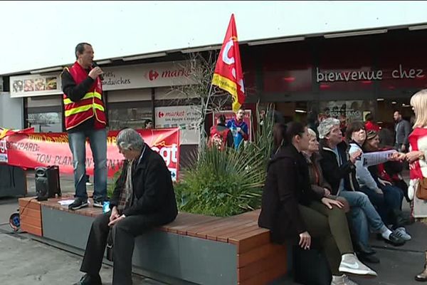 Les salariés grévistes du Carrefour Market de Gorbella devant leur magasin.