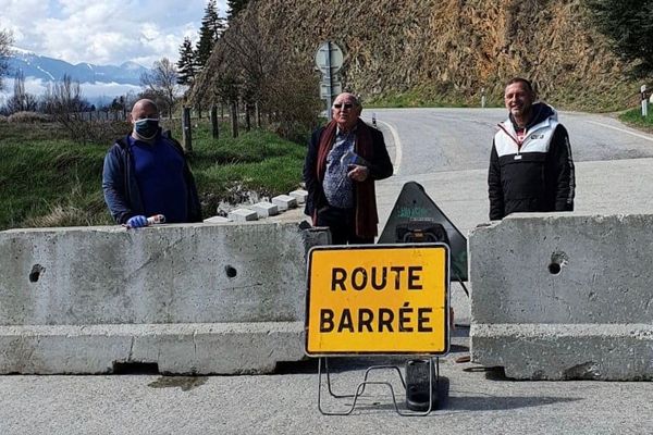 Le maire de l'enclave espagnole de Llivia, Georges Armengol Président de la communauté de communes et Laurent Leygue maire d'Estavar ont participé à la fermeture de routes transfrontalières secondaires comme ici sur la RD33F entre Estavar et Llivia - 9 avril 2020.