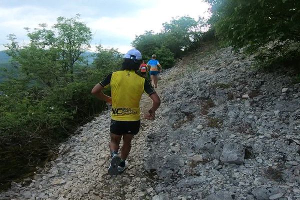 Le trail, la course en milieu naturel, fait de plus en plus d'adeptes. Mais les décès à la suite d'accidents cardiaques pendant des compétitions se sont multipliés cette année