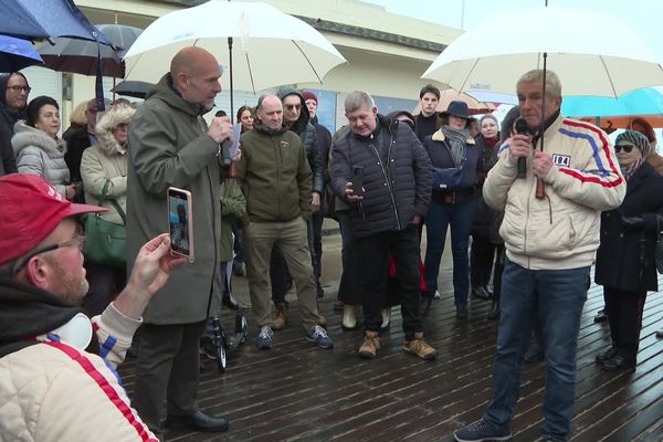 Sous la pluie hivernale, Claude Lelouch s'est promené sur les planches de Deauville, tout en racontant de nombreuses anecdotes sur son film Un Homme et une femme, tourné en ces lieux en 1965.