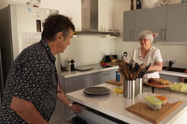 La charge est lourde au quotidien pour les aidants de malades d'Alzheimer.