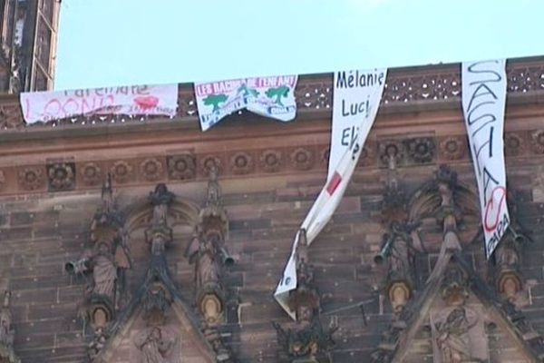 Les banderoles des parents déployée depuis la plateforme de la cathédrale