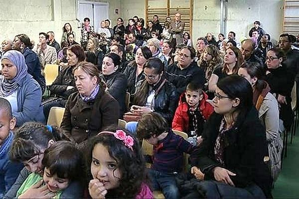 Les parents d'élèves sont venus en nombre, assister à la réunion.