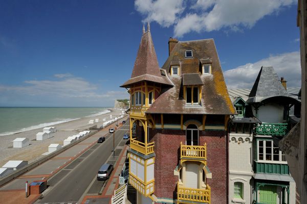 Les villas de bord de mer et les falaises de Mers-les-Bains (Somme) pendant l'été (photo d'illustration).