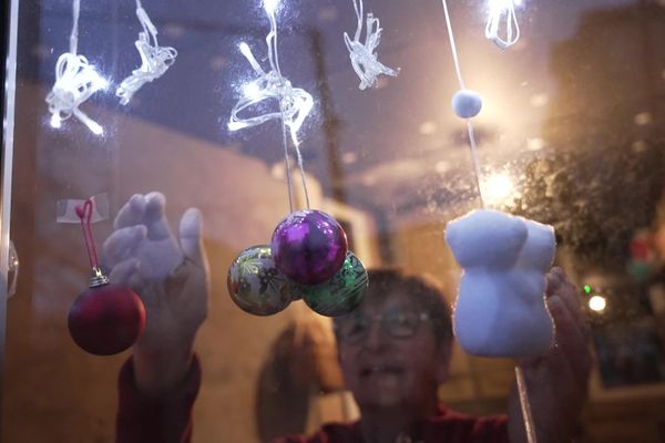 A Sauclières, dans l'Aveyron, le calendrier de l'avent se décline avec l'illumination d'une nouvelle maison chaque jour.