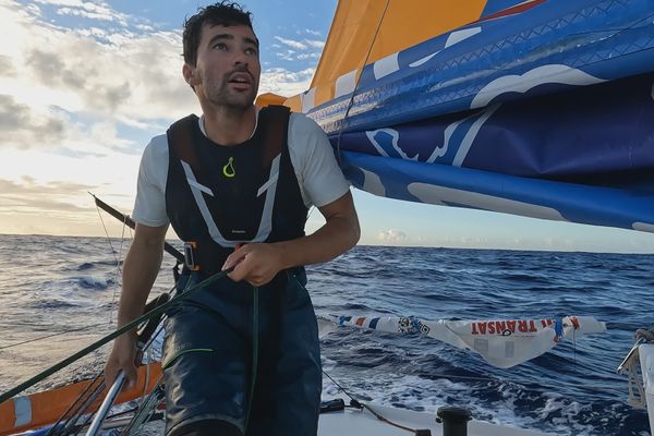 Thomas cherche à tracer son futur dans la voile sportive