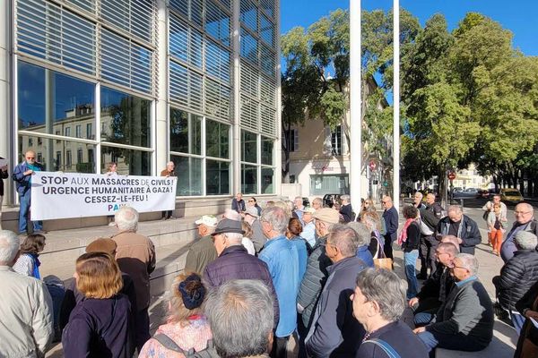 Une centaine de personnes étaient réunies ce matin à Nîmes en soutien des populations civiles dans le cadre du conflit entre le Hamas et Israël.