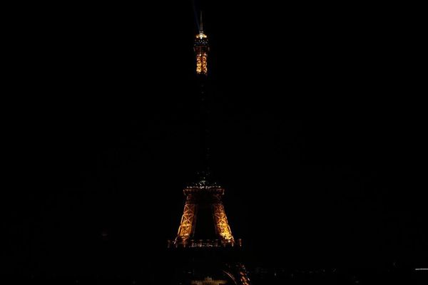 La tour Eiffel dans la pénombre, pour rendre hommage aux centaines de victimes des attentats au Sri Lanka.