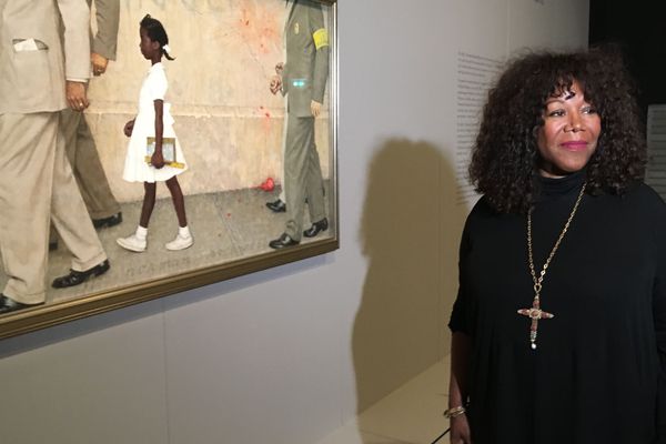 Ruby Bridges fut cette petite fille que des policiers ont protégé sur le chemin de l'école à la Nouvelle-Orléans en 1960. Norman Roxwell a immortalisé cette scène en 1964. Son tableau, qui est exposé au Mémorial de Caen, est un vibrant plaidoyer contre le racisme.