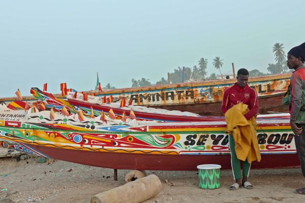 Sur les plages du Sénégal, les pirogues attentent de partir au large mais le poisson se fait de plus en plus rare