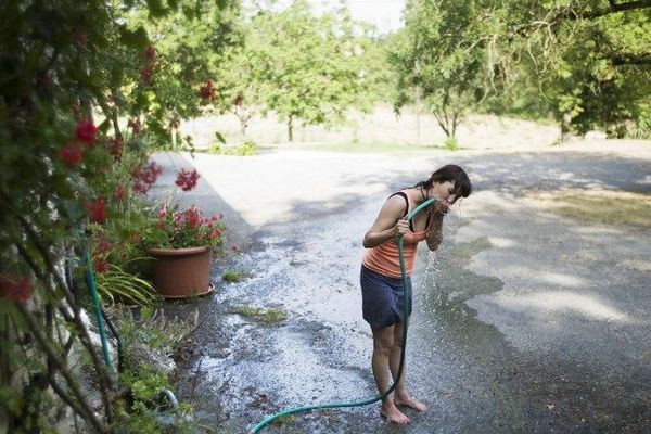 Une femme se rafraîchit à Bergerac (24)  (Image d'illustration)