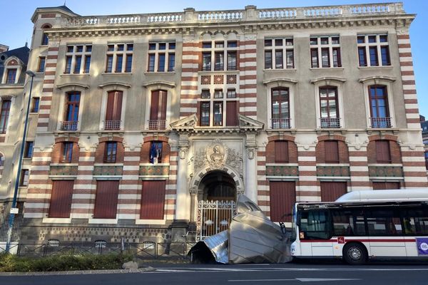 Jeudi 16 novembre, une partie de la toiture du lycée Jeanne d'Arc est tombée devant un bus, à Clermont-Ferrand.