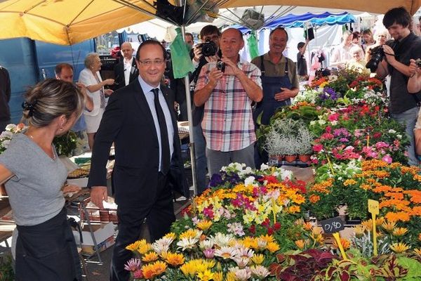 François Hollande sur le marché de Tulle, le 21 juillet 2012.