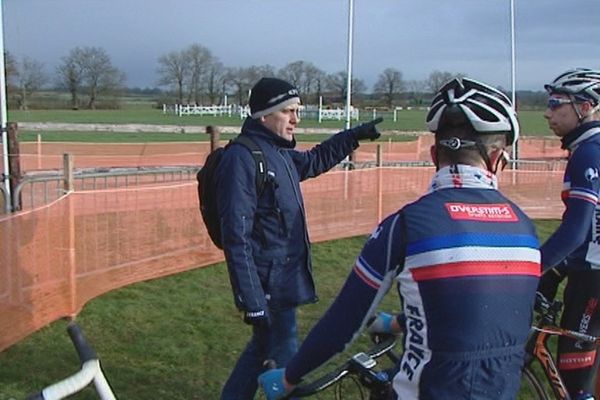 A gauche, Julien Thollet entraîneur de l'équipe de France de Cyclo-Cross à Lignières en Berry pour la 6e manche de Coupe du Monde. 15 janvier 2016. 