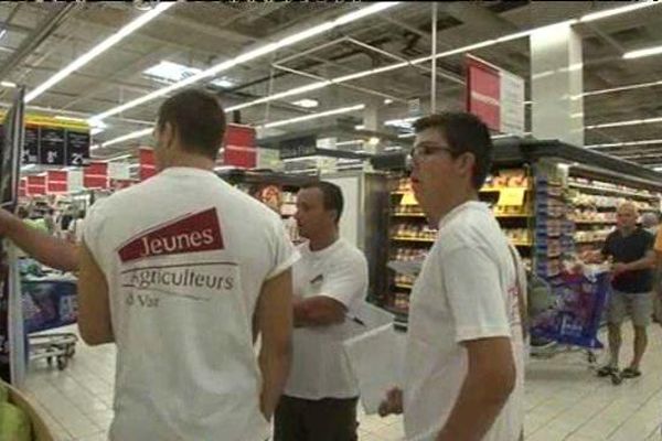 Les jeunes agriculteurs varois menaient ce samedi matin une opération de contrôle dans un hypermarché de Toulon la Valette.