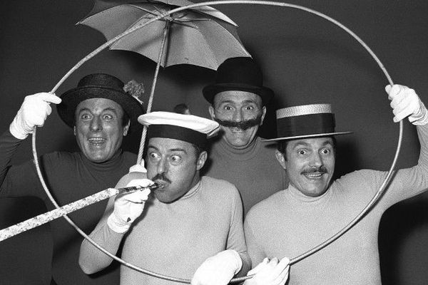 Photo prise le 14 septembre 1968 au Théâtre Fontaine à Paris. Ce quatuor, créé en 1944, a marqué l'histoire de la chanson française avec ses chorégraphies proches du mime, où chacun arborait justaucorps, collant, gants et chapeau. Il était composé de deux frères, André et Georges Bellec, de François Soubeyran, mort en 2002, et de Paul Tourenne.