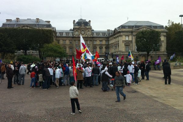 Une centaine de personnes ont manifesté jeudi après-midi devant la préfecture, place de la République à Lille