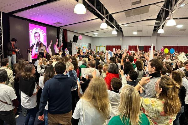 Près de 700 habitants de Villedieu-les-Poêles ont suivi le sacre de Pierre Garnier, vainqueur de la Star Academy