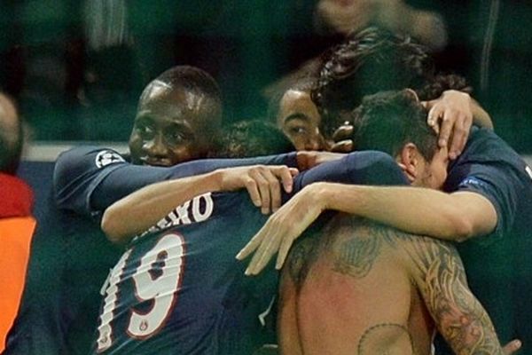 Le clan parisien félicite Lavezzi pour son but inscrit après une longue percée de Gameiro. Un but qui permet à Paris d'égaliser face au Valence FC (1-1).