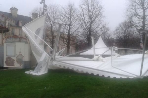 Sur la place de la république à Caen, le mini-ranch destiné à promouvoir les Jeux Équestres Mondiaux n'a pas résisté aux bourrasques.