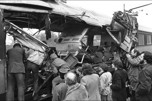 Journalistes et enquêteurs entourent le 30 mars 1982 le wagon du train Paris-Toulouse, "Le Capitole", qui a été déchiqueté la veille au soir sous l'effet d'une bombe.