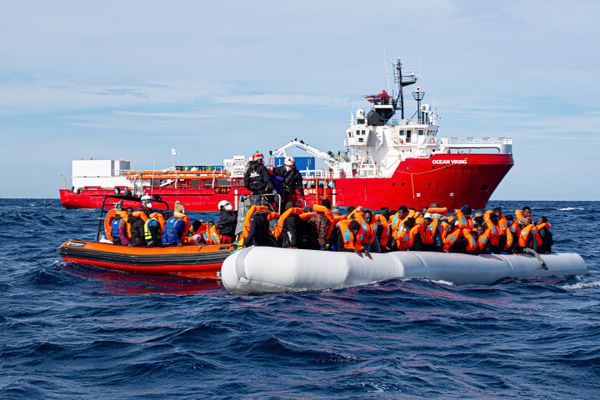 La réalisatrice Muriel Cravatte a passé 11 semaines à bord de l'Ocean Viking, un navire qui assure des missions de sécurité et de sauvetage en mer Méditerranée.