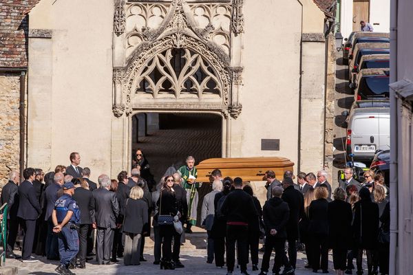 Charles Aznavour a été enterré dans le cimetière de Montfort-l'Amaury (Yvelines) ce samedi 6 octobre.