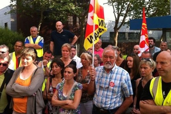 Les salariés de Plastimo alors qu'au audience avait lieu au tribunal de commerce de Lorient. 