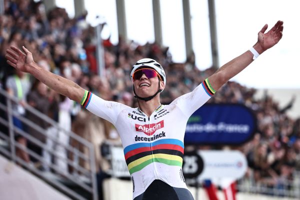 La joie du vainqueur. Mathieu Van Der Poel, tenant du titre, grand favori et gagnant du Tour des Flandres 2024 a tenu ses promesses.