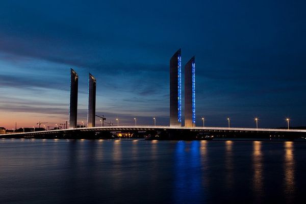 Le pont Chaban (pont Ba-Ba pour les intimes), tel un nouveau phare à l'entrée du port de Bordeaux