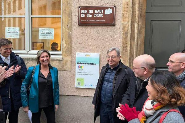 François Grosdidier, maire de Metz et président de l’Eurométropole et Isabelle LUX,
adjointe en charge de la petite enfance inaugurent la " Maison des 1000 premiers jours".