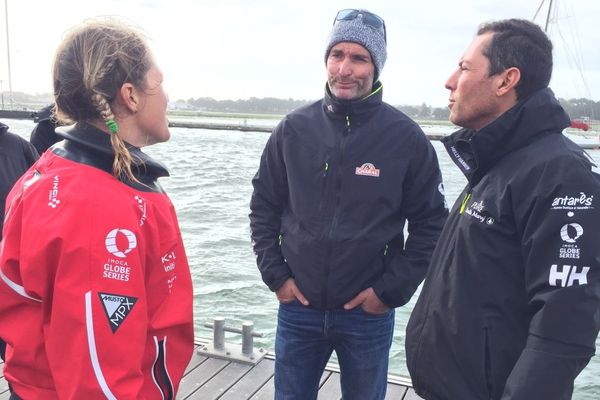 Samantha Davies accueillie à Lorient par Jérémie Beyou et Romain Attanasio, le 8 nov 2018.