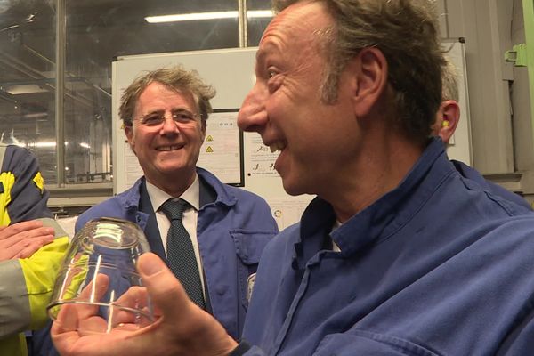 Stéphane Bern teste la solidité des verres Duralex dans l'usine de la Chapelle-Saint-Mesmin (Loiret)