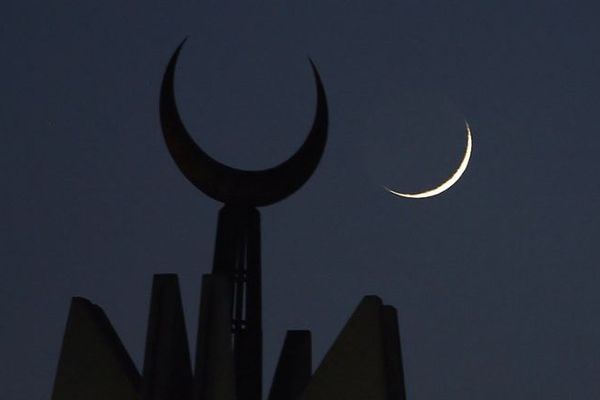 La date du début du jeûne est fixée à partir de l'observation de la lune.