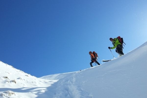 Yvan et Colin, deux adeptes du ski "free ride"dans le massif du Sancy. Du ski hors piste qui peut se révéler dangereux et qui nécessite, entre autres, une parfaite connaissance de la montagne, un niveau technique élevé et des équipements de sécurité coûteux.