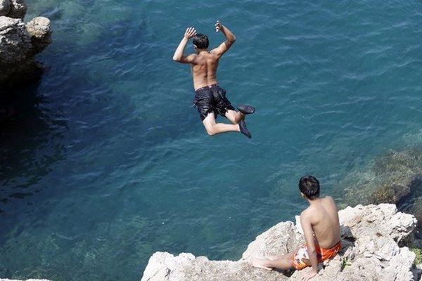 Derniers plongeons pour certains vacanciers, comme ici à Nice ce vendredi matin.