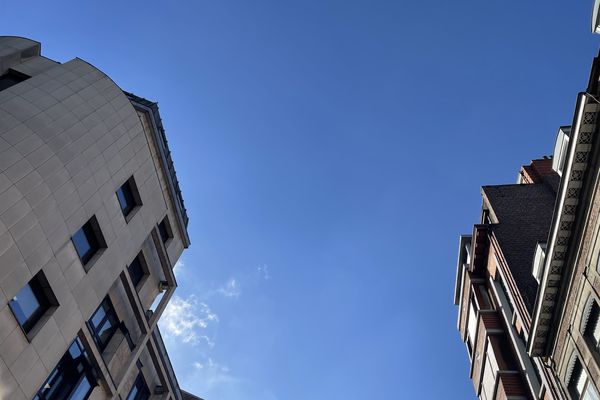 Les rues de Lille sur fond de ciel bleu