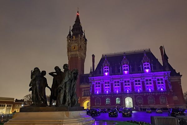 Quand la nuit tombe, les fantômes de Calais sortent.