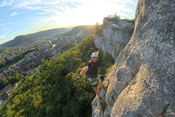 À Ornans, la via ferrata offre une vue époustouflante sur la vallée de la Loue