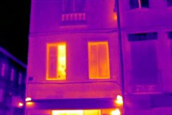 Cet appartement filmé par une caméra thermique au coeur du vieux erpignan, dans les Pyrénées-Orientales, perd trop d'énergie, à cause d'une mauvaise isolation. 