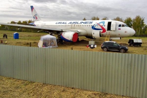 Entouré d'une clôture, dans un champ perdu au milieu de la Sibérie, l'Airbus A320 ne pourra pas redécoller.