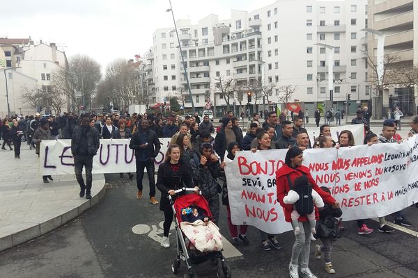 Départ de la manifestation de la place Charles Hernu